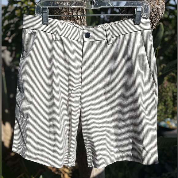 Banana Republic Men’s 9” Navy & Cream Striped Seersucker Aiden Shorts Size 32 - Picture 1 of 5